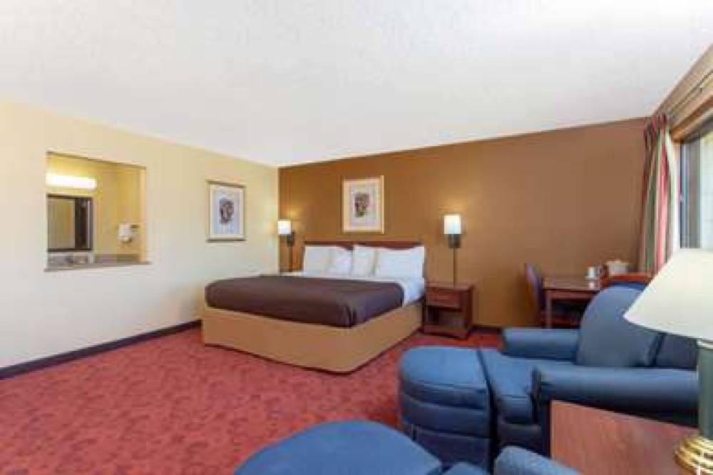 AmericInn By Wyndham West Bend 9