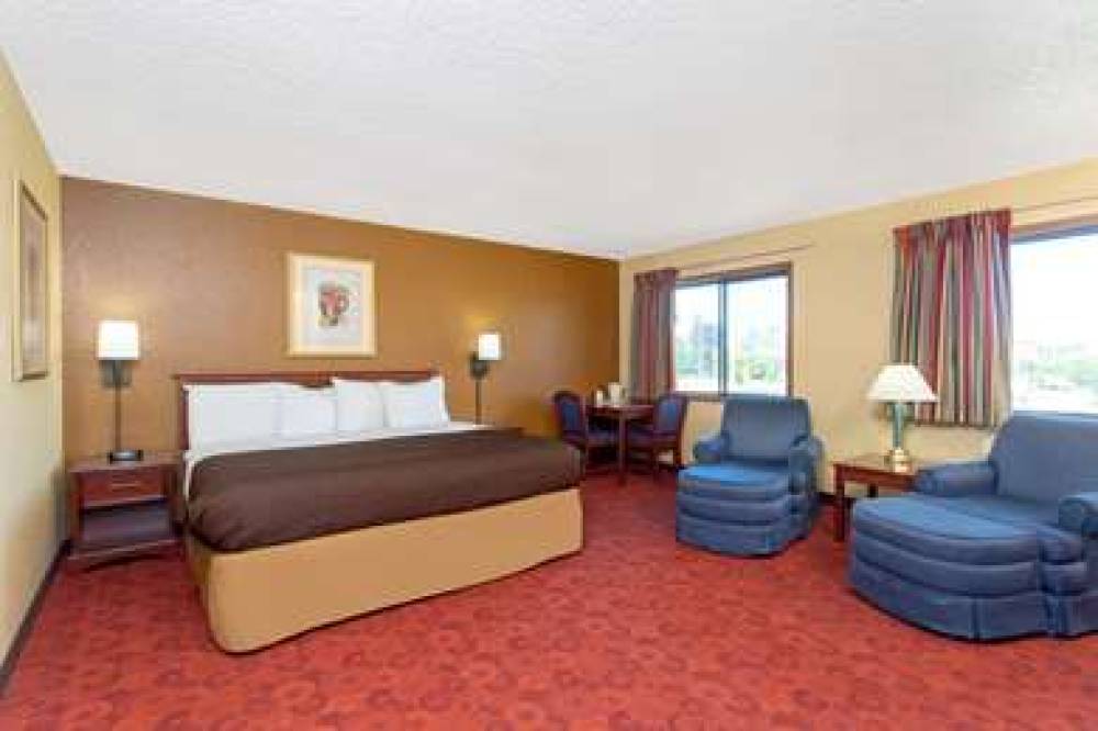 AmericInn By Wyndham West Bend 8