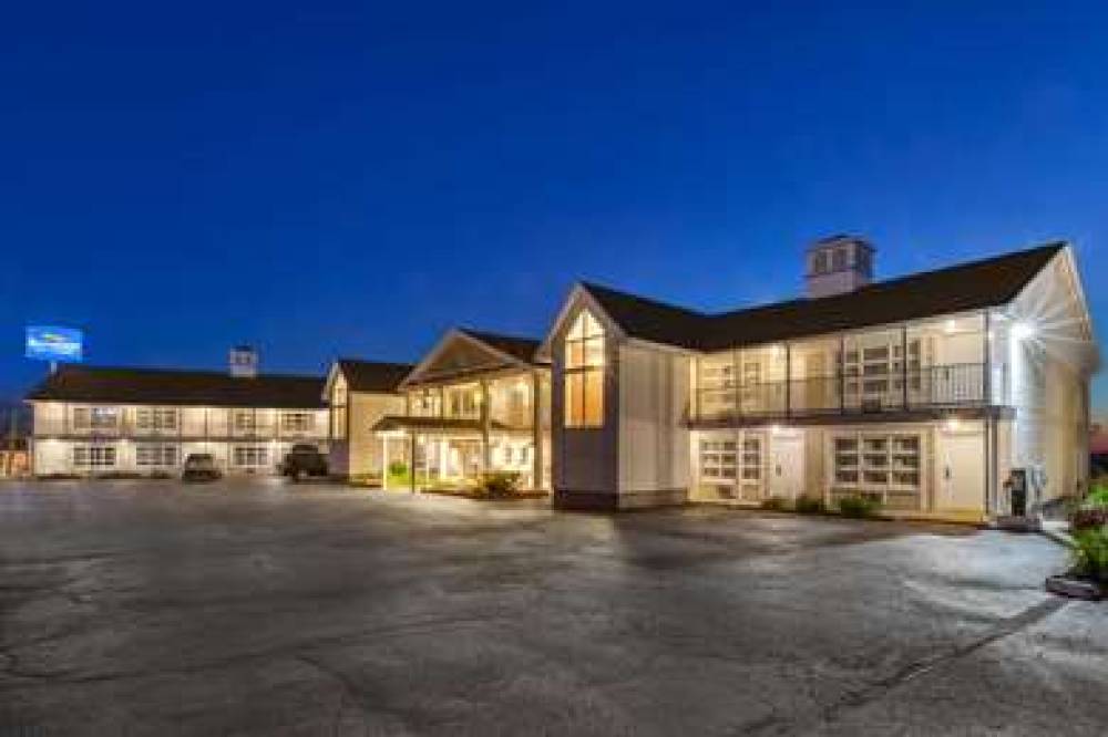 BAYMONT BY WYNDHAM, ST. IGNACE LAKE 5