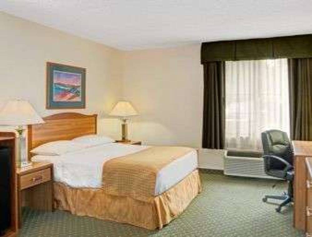 Baymont Inn & Suites Conroe 10