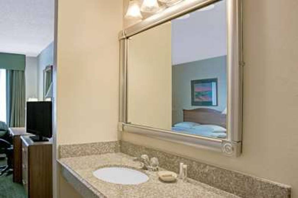 Baymont Inn & Suites Conroe 9