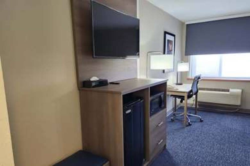 Baymont Inn & Suites Davenport 9