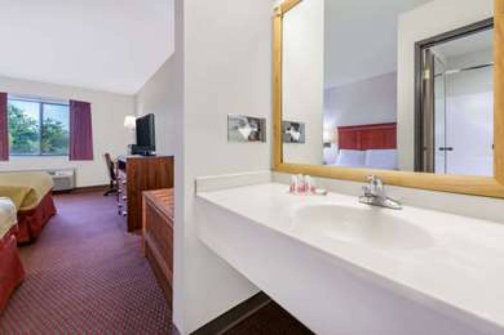 Baymont Inn & Suites Enid 5