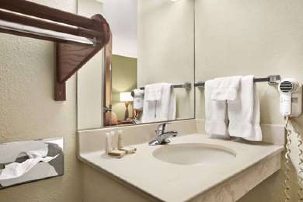 Baymont Inn & Suites Evansville North/Haubstadt 5