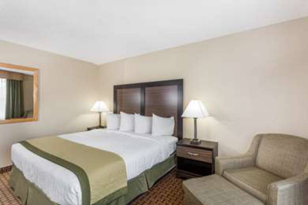 Baymont Inn & Suites Fort Myers Airport 8