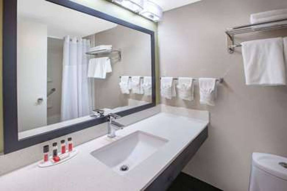 BAYMONT INN & SUITES GRAND RAPIDS N 6