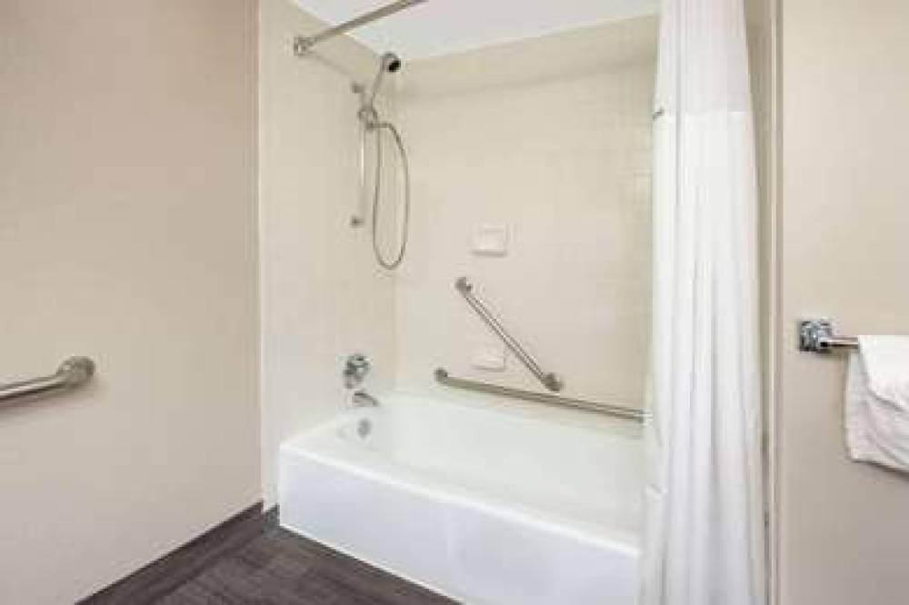 BAYMONT INN & SUITES GRAND RAPIDS N 5