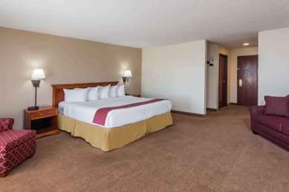 BAYMONT INN SUITES HIGHLAND 10