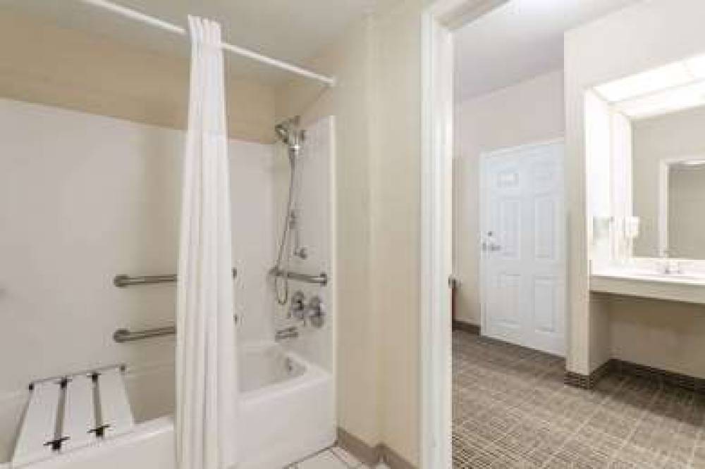 Baymont Inn & Suites Lakeland 10