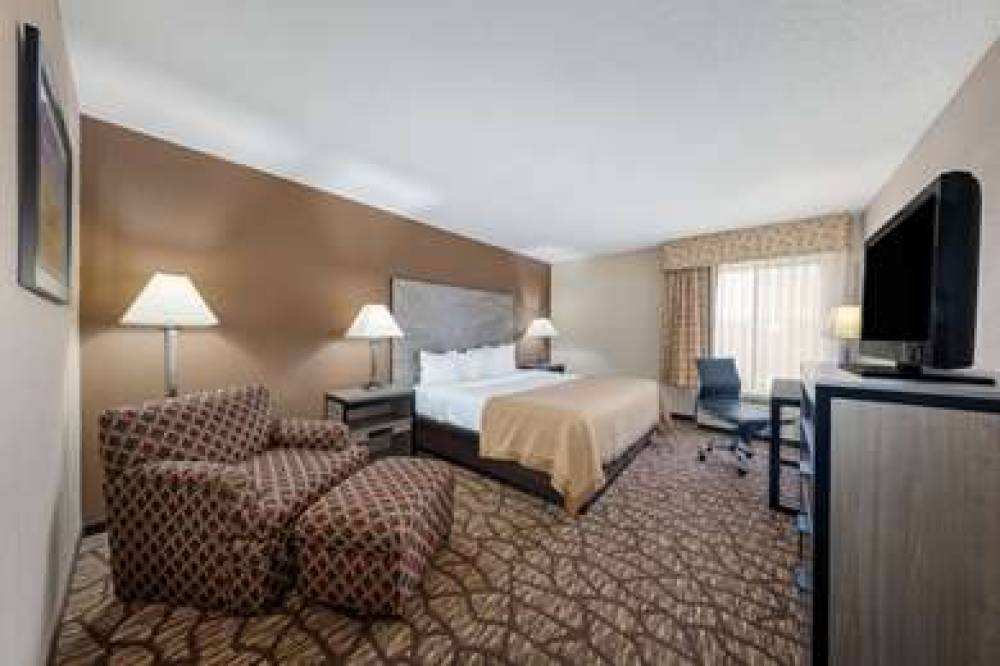 Baymont Inn & Suites Lawrence 4