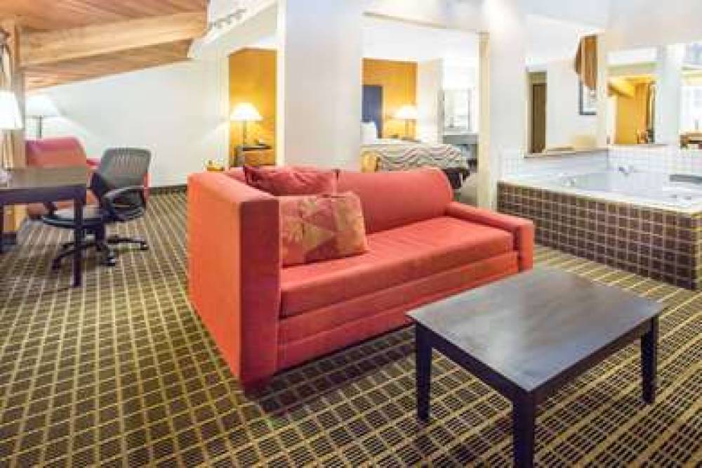 Baymont Inn & Suites Muskegon 9