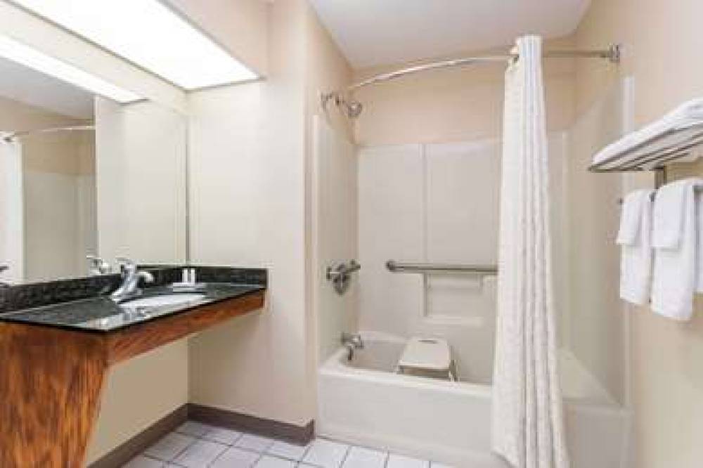 Baymont Inn & Suites Waycross 8