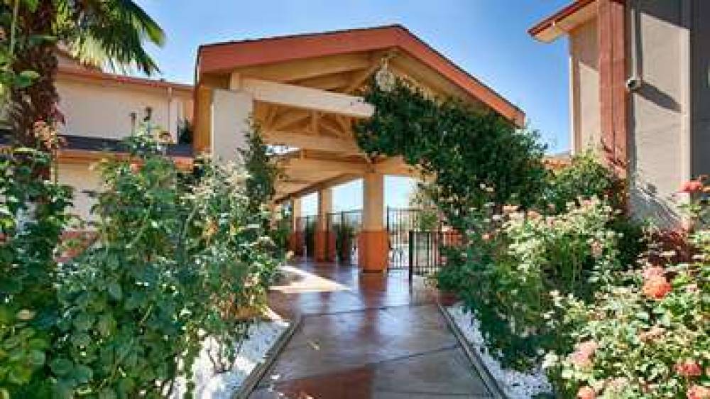 Best Western Antelope Inn & Suites 1