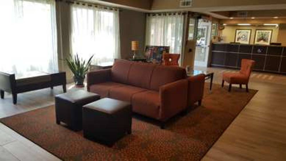 Best Western Plus Airport Inn & Suites 8