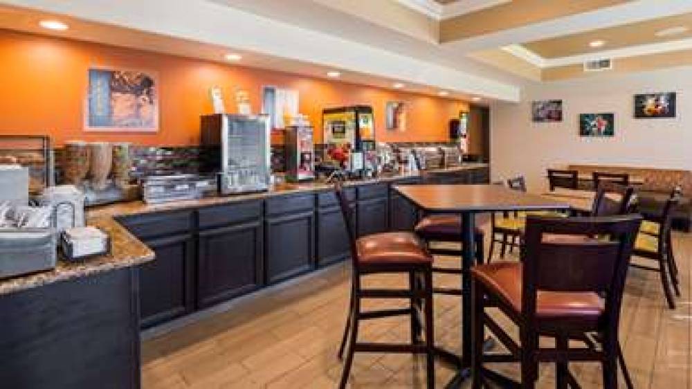 Best Western Plus Airport Inn & Suites 10