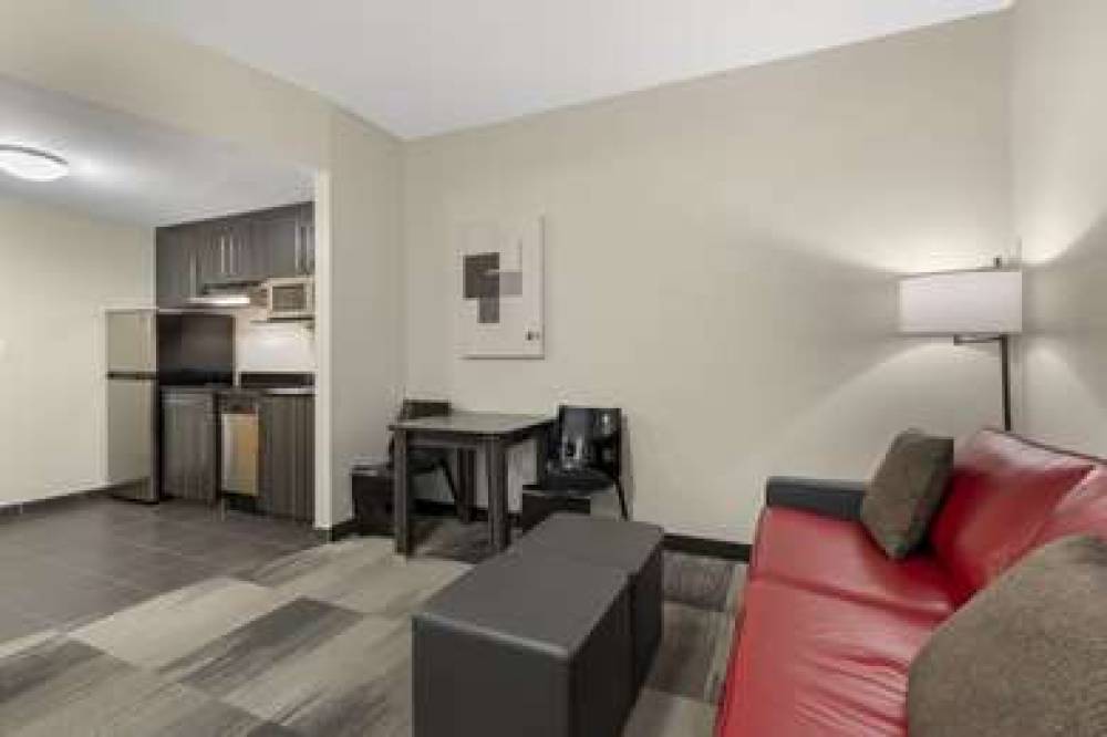 Best Western Plus Airport Inn & Suites 7