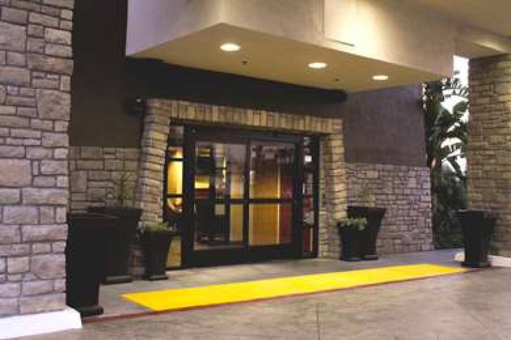 Best Western Plus Arrowhead Hotel 2