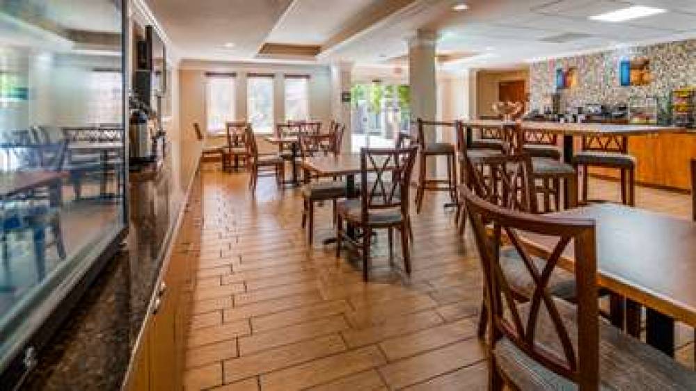 Best Western Plus Bradenton Hotel & Suites 10