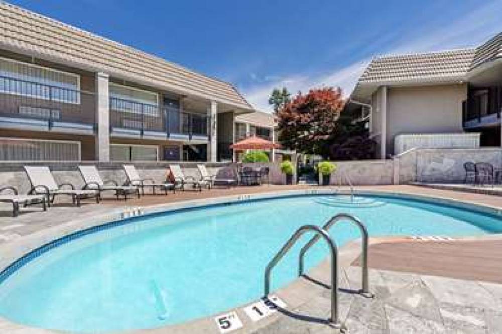 Best Western Plus Burnaby Hotel 4