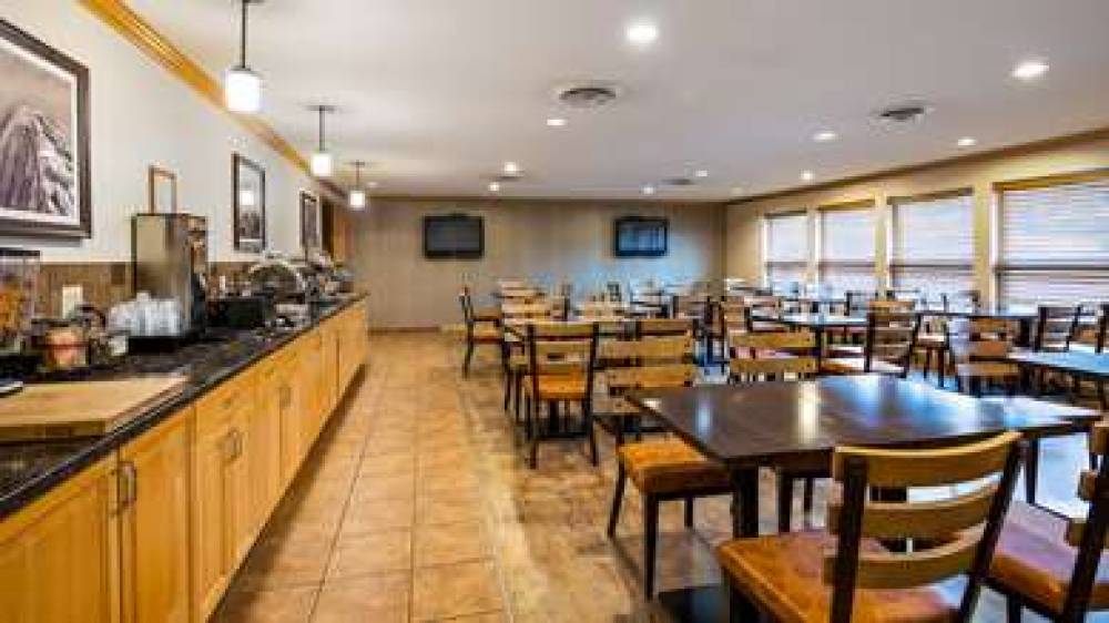 Best Western Plus Country Meadows Inn 8