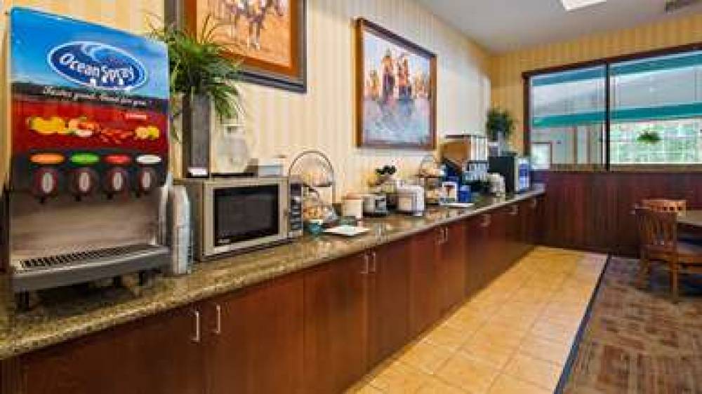 Best Western Plus Crossroads Inn & Suites 8