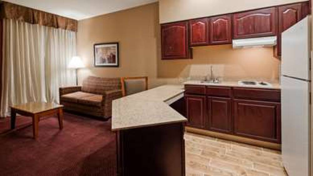 Best Western Plus Hannaford Inn & Suites 7