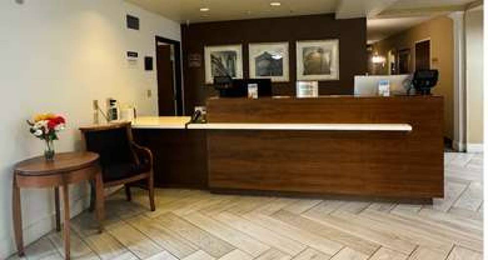 Best Western Plus Hannaford Inn & Suites 2