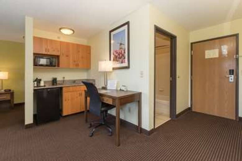 Best Western Plus Holland Inn & Suites 5