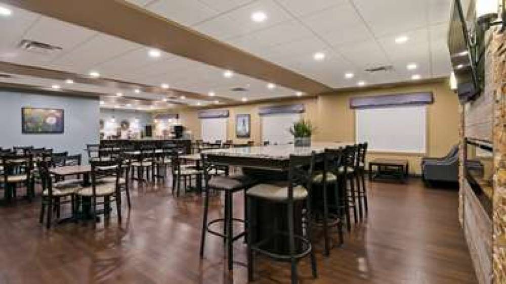 Best Western Plus Lacombe Inn & Suites 7