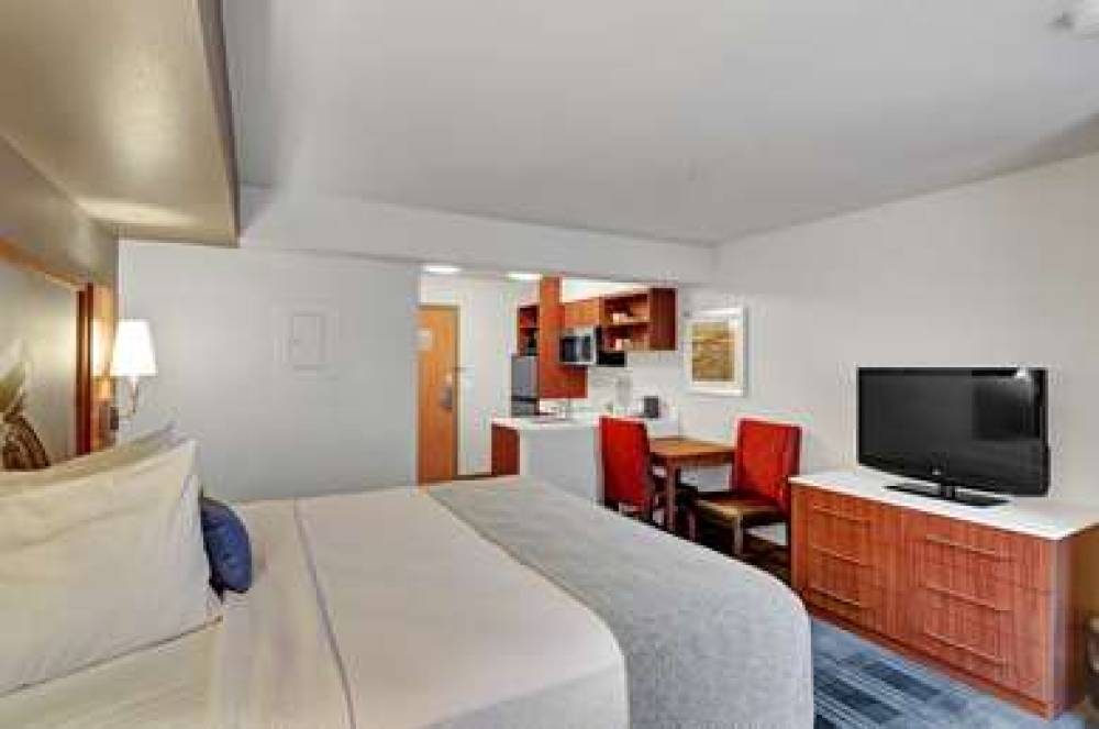 Best Western Plus Navigator Inn & Suites 10