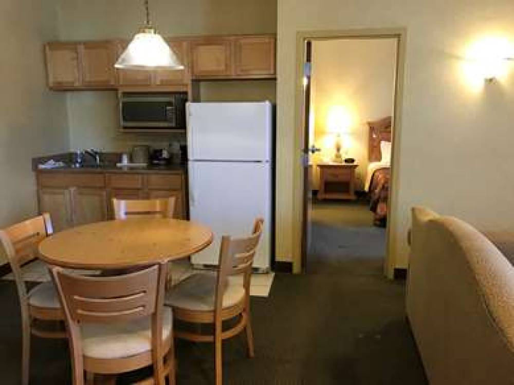 Best Western Plus Revere Inn & Suites 7