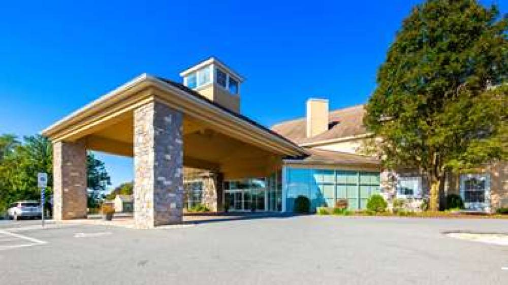 Best Western Plus Revere Inn & Suites 1