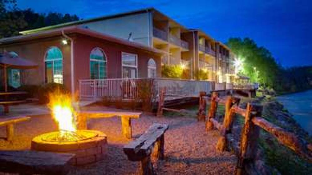 Best Western Plus River Escape Inn & Suites 9