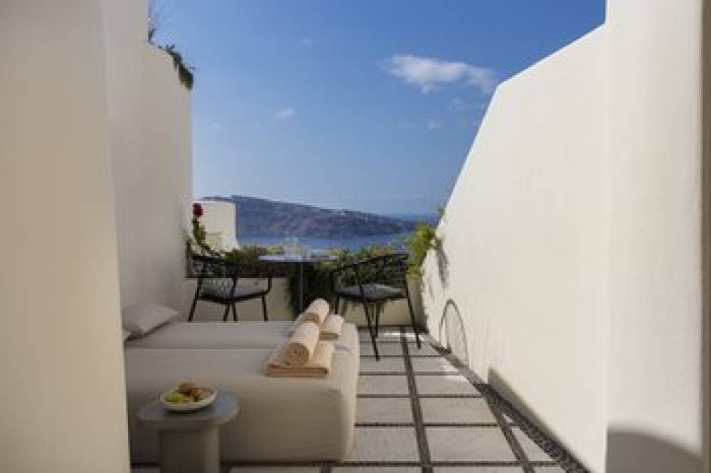 CANAVES OIA SUITES 9