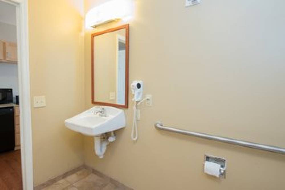 Candlewood Suites MINOT 9