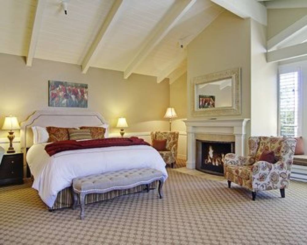 CARRIAGE HOUSE INN 8