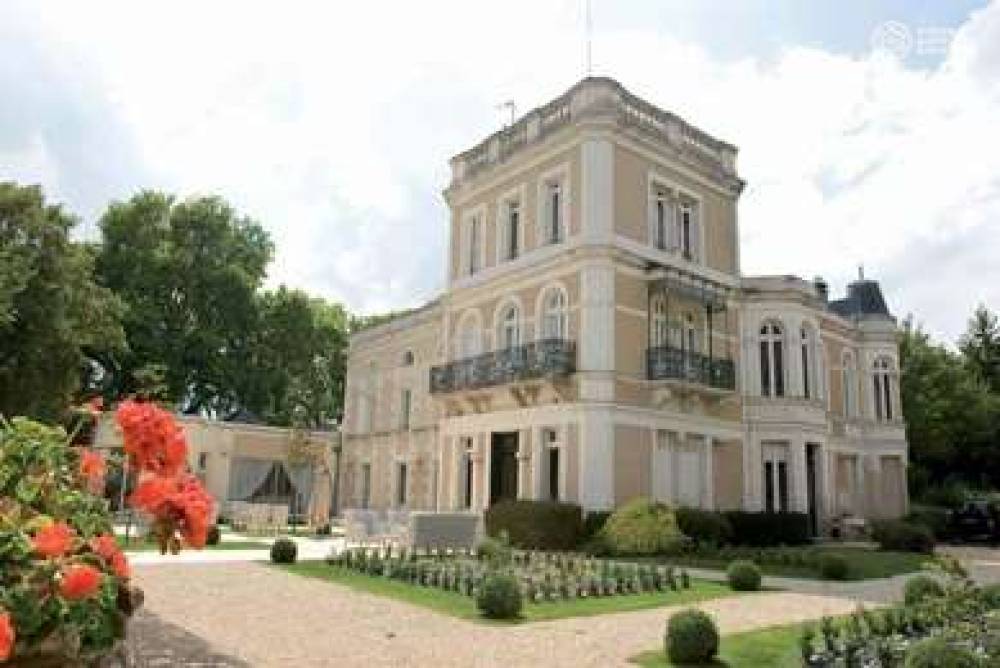 CHATEAU DU CLOS DE LA RIBAUDIE 1