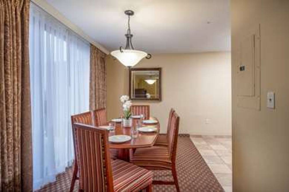 Clarion Collection Hotel Arlington Court Suites 8