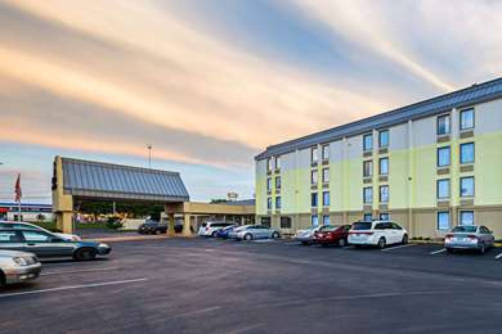 Clarion Inn And Suites Near Downtow