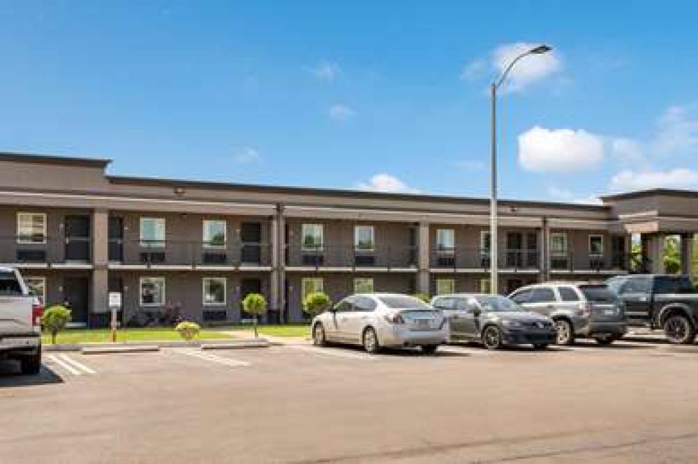 CLARION INN AND SUITES RUSSELLVILLE 2