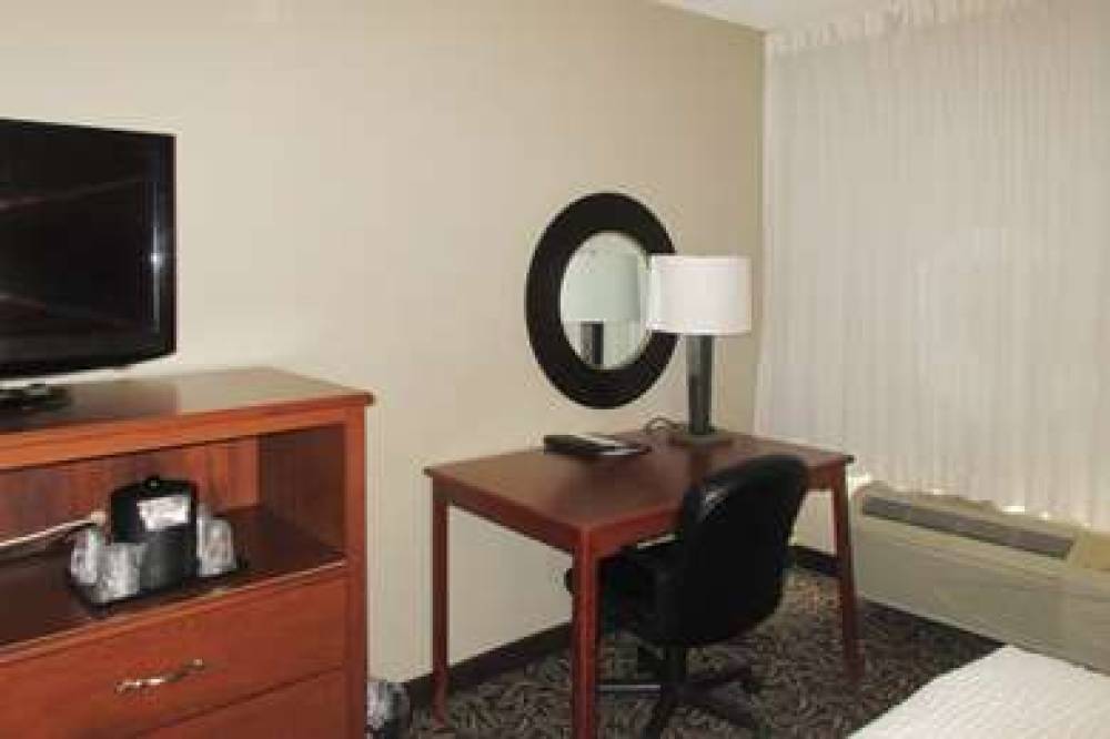 CLARION INN AND SUITES - UNIVERSITY 4