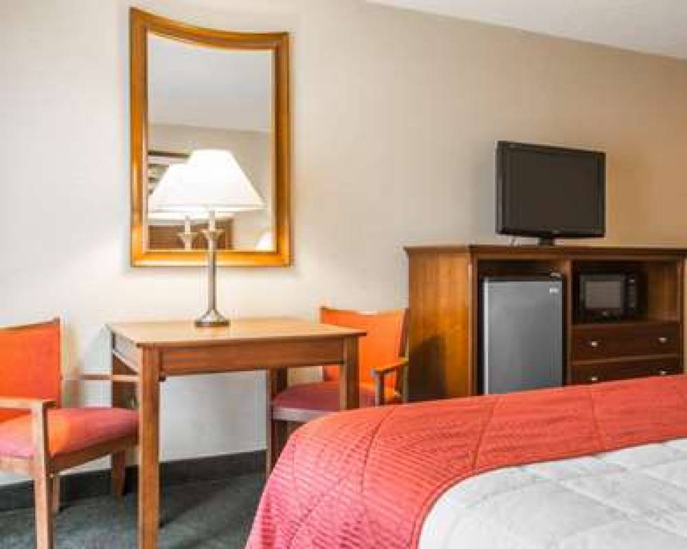 Clarion Inn & Suites At The Outlets Of Lake George 10