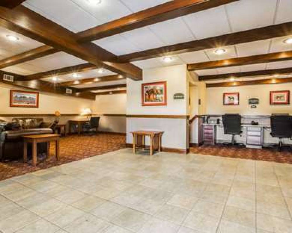 Clarion Inn & Suites At The Outlets Of Lake George 3