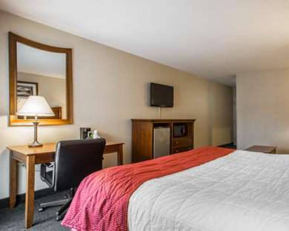 Clarion Inn & Suites At The Outlets Of Lake George 9