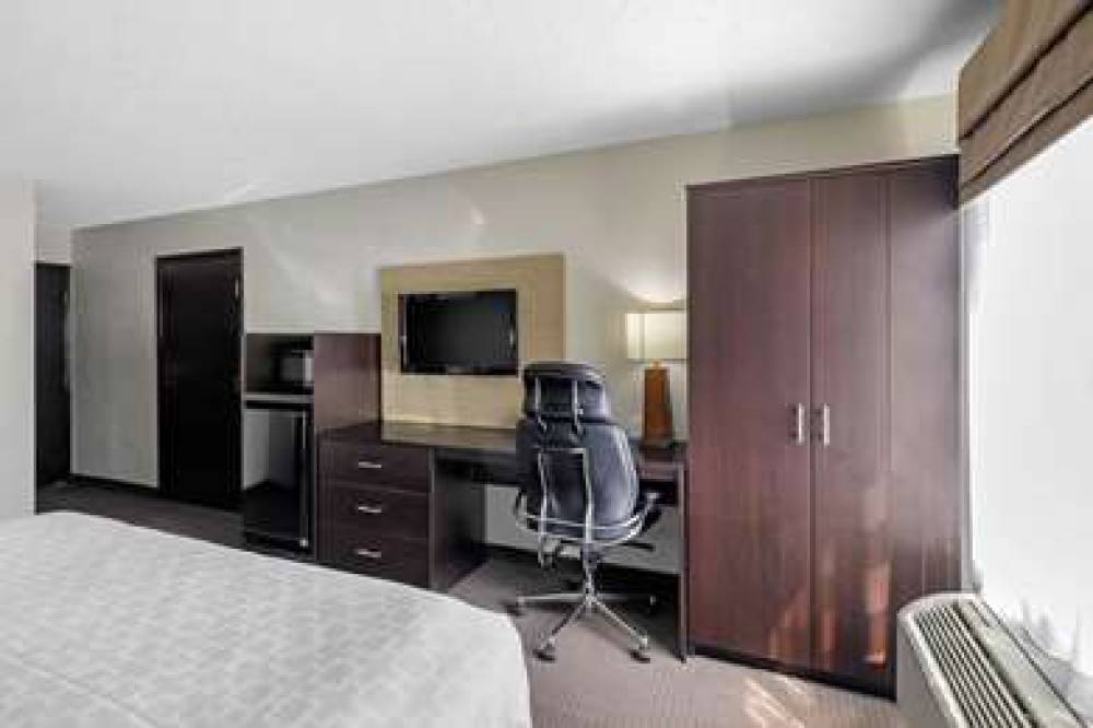 CLARION INN & SUITES DFW NORTH 9