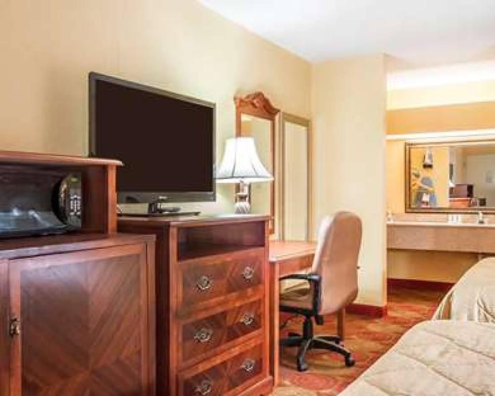 CLARION INN & SUITES UNIVERSITY CEN 8