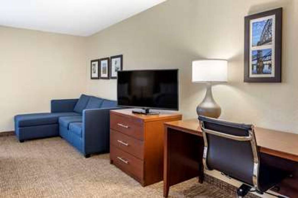 Comfort Inn And Suites Airport 8