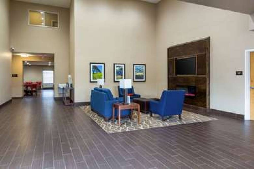 COMFORT INN AND SUITES AIRPORT 8