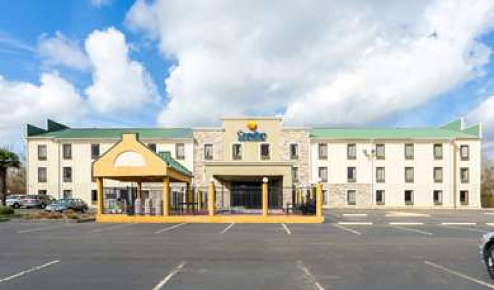 COMFORT INN AND SUITES AIRPORT 2