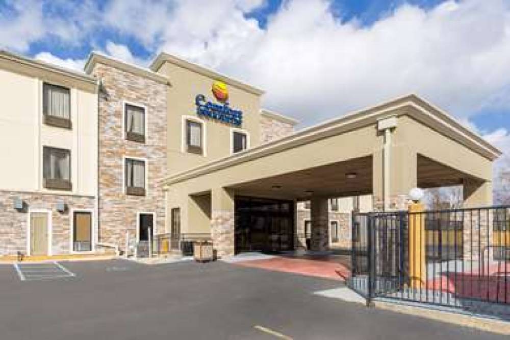 COMFORT INN AND SUITES AIRPORT 3